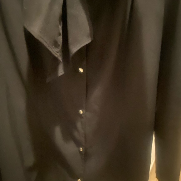 Jaclyn Smith, black blouse with Silvertone buttons - Picture 11 of 16